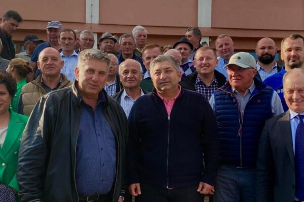 Președintele CJ Cluj, Alin Tișe, ajunge într-o nouă comună din județ pentru a se întâlni cu cetățenii