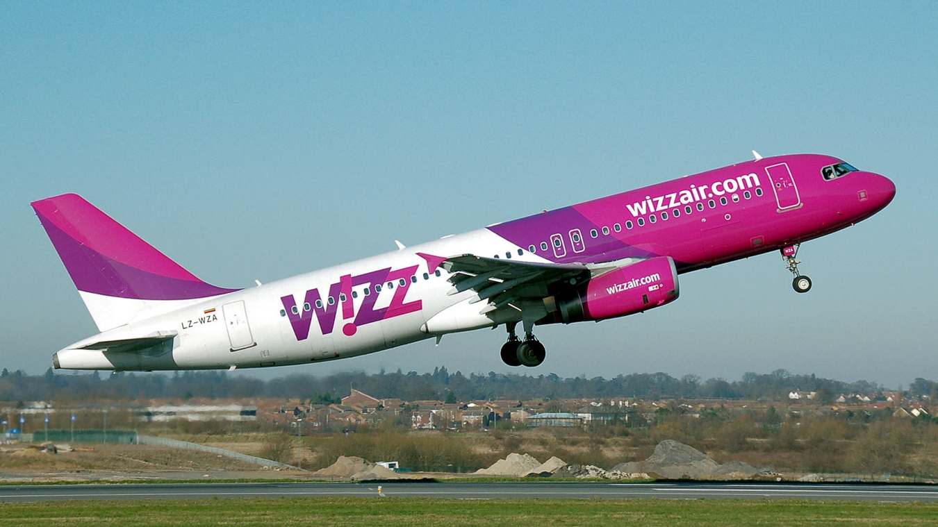 Wizzair își bate joc de sute de clujeni. I-a abandonat pe un aeroport din Germania