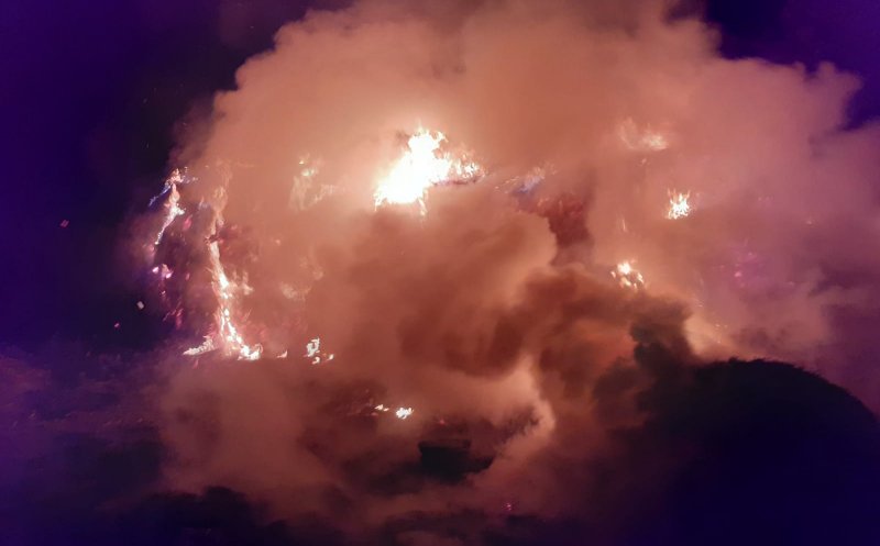 50 de tone de baloți de fân s-au făcut scrum de la un incendiu pornit din neglijență de la o țigară. Pompierii s-au luptat trei ore cu flăcările