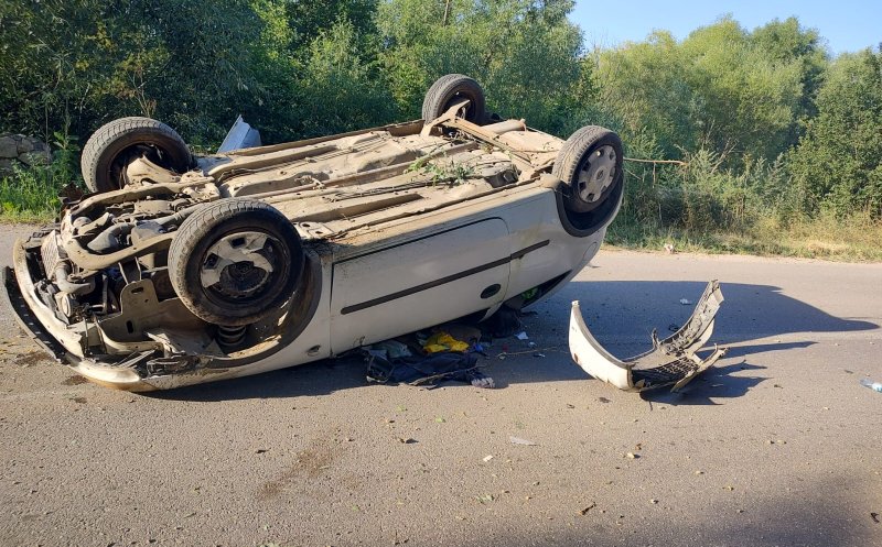 ACCIDENT între Băișoara și Iara. O mașină a ajuns cu roțile în sus