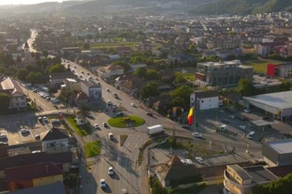 Cât de bine se circulă în Florești, dacă este vacanță. Primarul Pivariu trebuie să construiască școli și grădinițe. Filmare din dronă