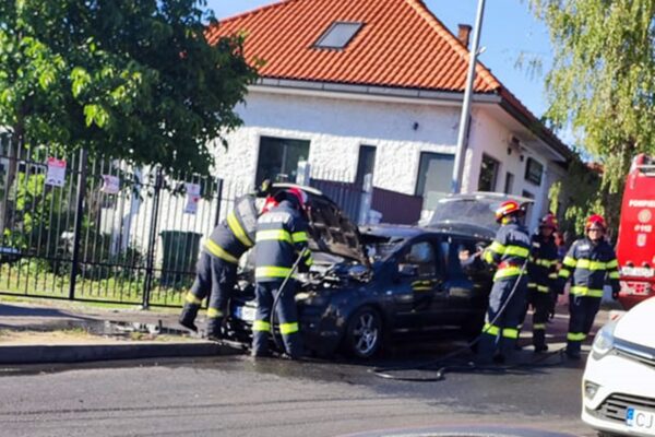 Un alt autoturism arde pe Calea Turzii din Cluj Napoca. Pompierii au ajuns la fața locului