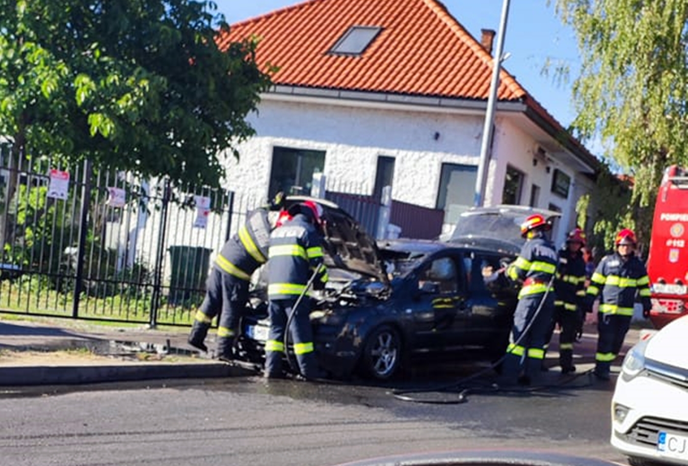 Un alt autoturism arde pe Calea Turzii din Cluj Napoca. Pompierii au ajuns la fața locului