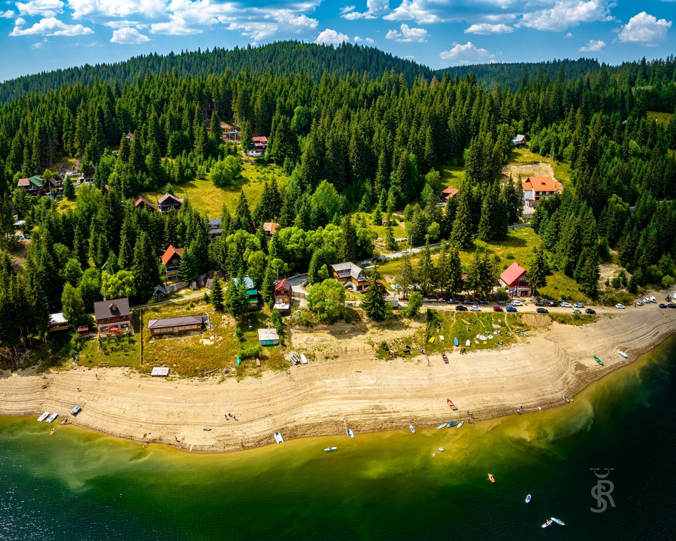 Nivelul apei din lacul de acumulare de la Beliș a scăzut dramatic. Fotografii spectaculoase realizate de o dronă