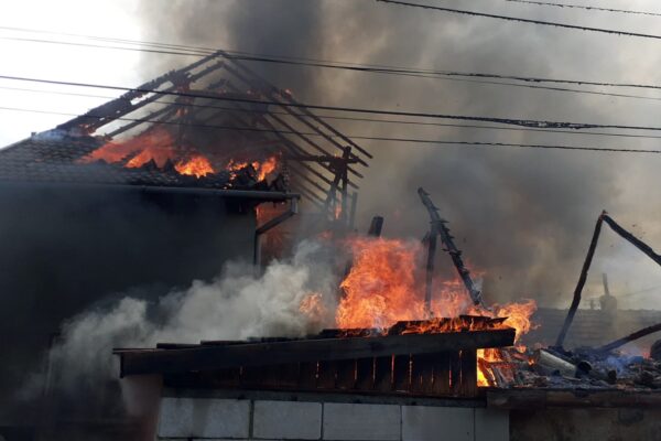 Ard mai multe case în Gilău, județul Cluj. Situația este critică. Zeci de pompieri sunt la fața locului