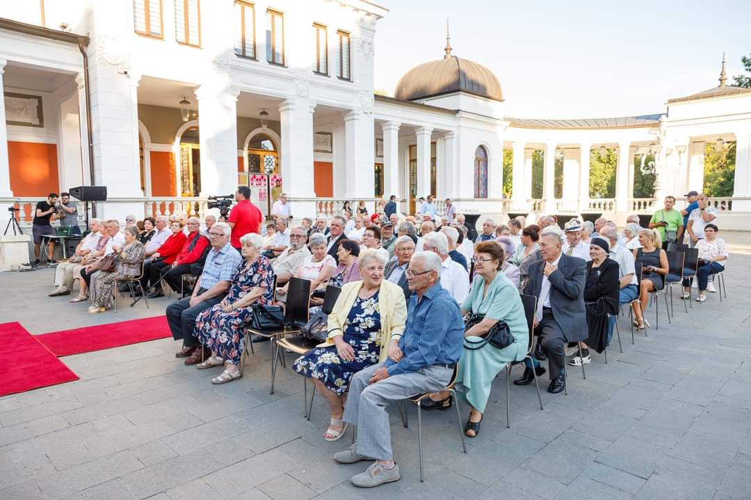 Cuplurile clujene care au împlinit 50 de ani de căsătorie, premiate de Emil Boc