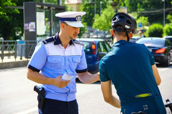 Polițiștii clujeni au oferit recomandări șoferilor și bicicliștilor în perioada caniculară