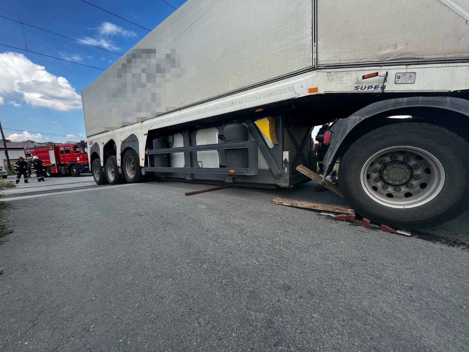 Un tir a rămas blocat pe calea ferată în Baciu. Pompierii au intervenit