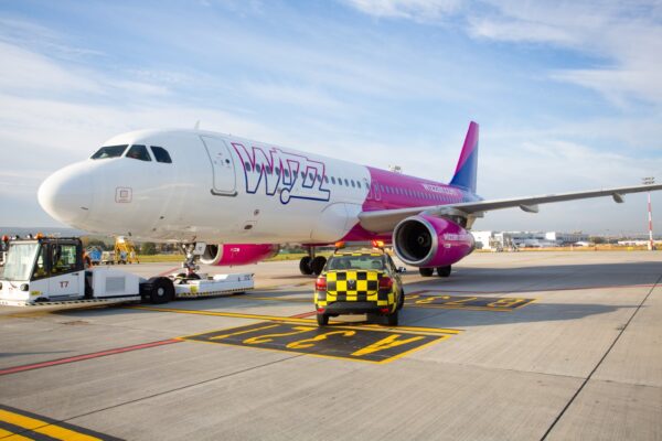 Zeci de copii din Cluj abandonați de Wizz Air pe aeroportul din Malmo. Cât mai rabdă autoritățile române această practică