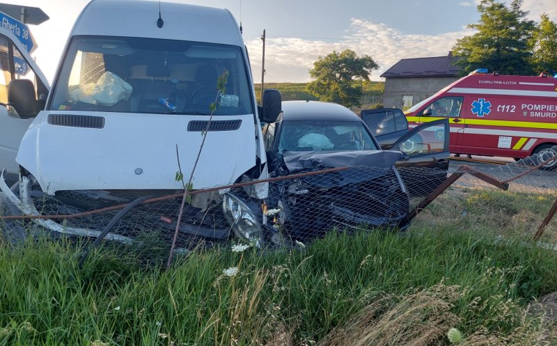 ACCIDENT între o dubă și o mașină în Cămărașu. Trei victime au avut nevoie de îngrijiri