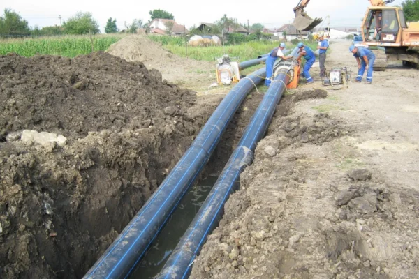 Incredibil. Magistrala de apă a fost lovită de muncitorii care lucrează în zona Apahida. Zeci de mii de clujeni nu au apă