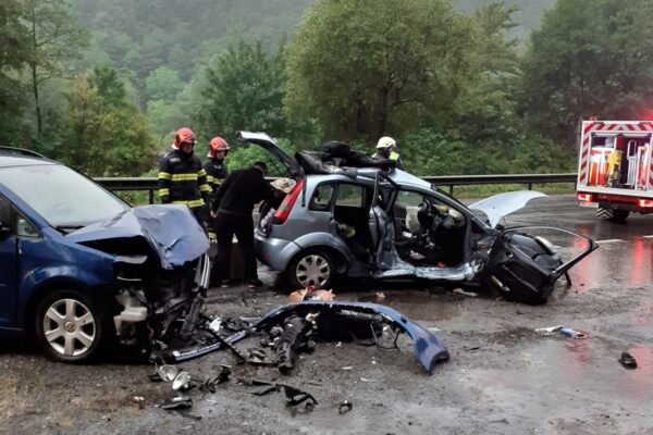 Accident mortal la Ciucea. O tânără de 21 de ani a murit, după ce iubitul ei a intrat cu mașina pe contrasens
