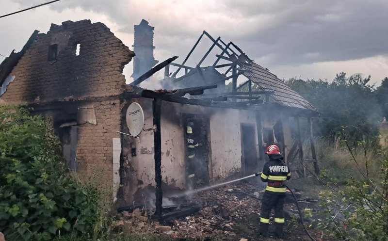 O casă a fost distrusă de un incendiu puternic în comuna Panticeu