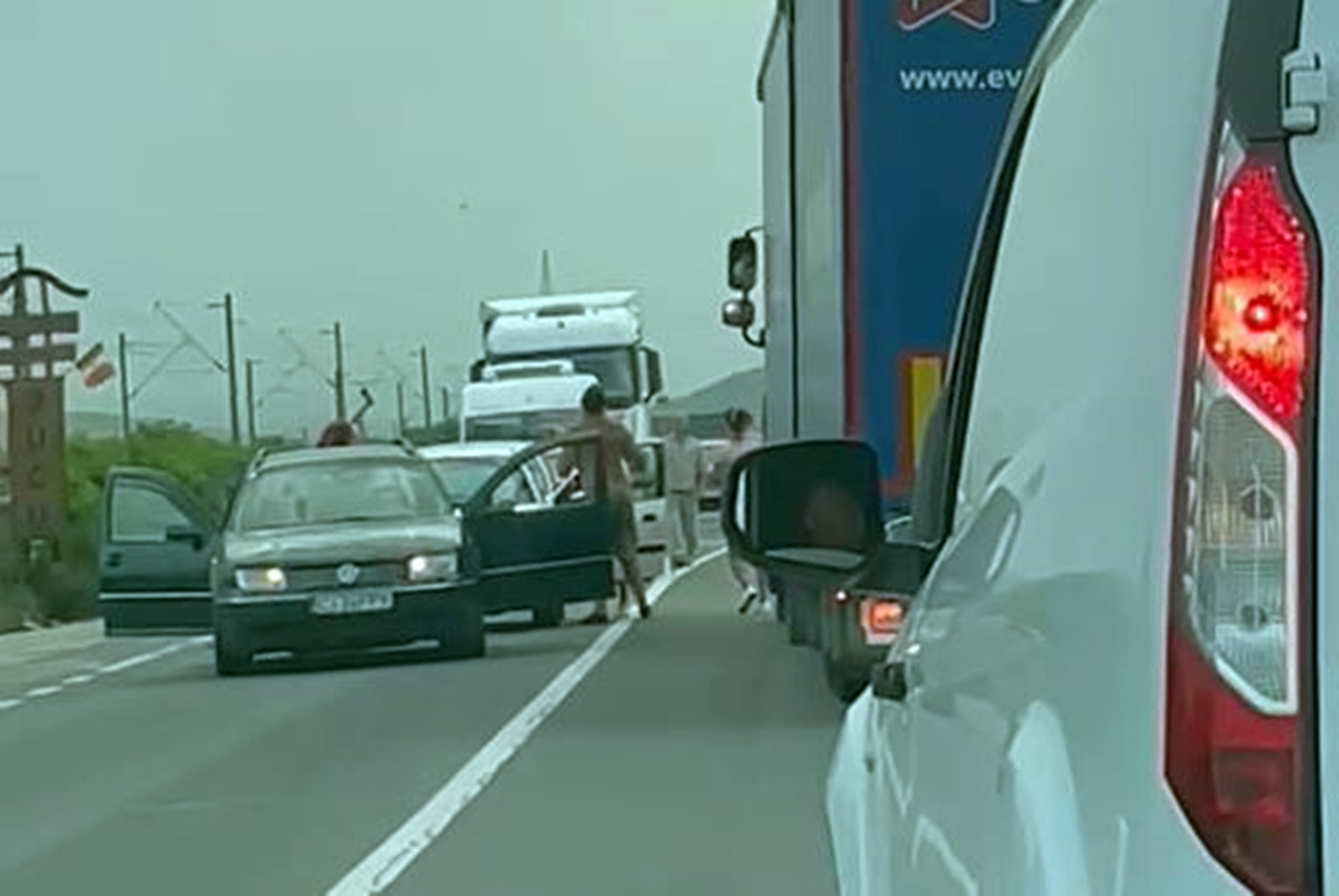 Cine este bărbatul care a sărit cu toporul la un șofer pe DN1, lângă Jucu. A fost arestat pe 30 de zile. Nici nu avea permis de conducere