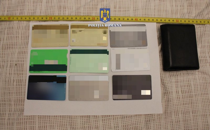 Un bărbat din Cluj-Napoca este cercetat pentru înșelăciune. Polițiștii au ridicat carduri, telefoane mobile și laptopuri