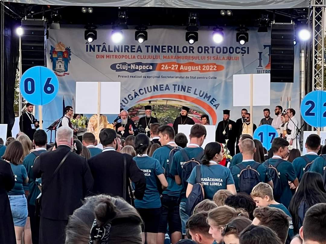 Patron de terasă din centrul Clujului, revoltat că tinerii ortodocși au primit autorizație pentru rugăciune în Piața Unirii