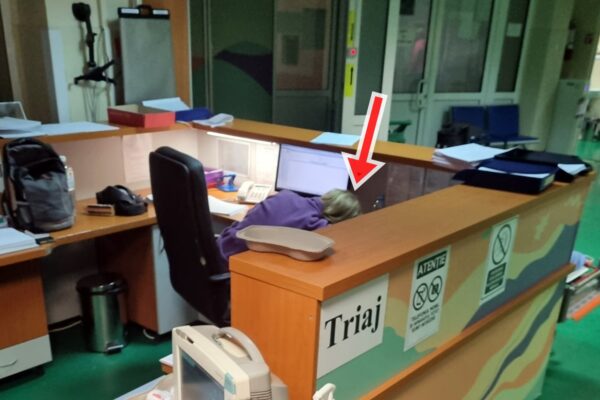 La UPU Cluj se doarme pe rupte. Două asistente medicale plătite foarte bine filmate când dorm și visează frumos