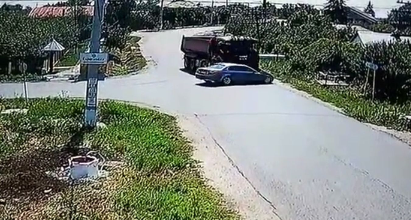 Un BMW a fost lovit în plin de autocamion. A ieșit de pe drumul lateral ca de la el de acasă VIDEO