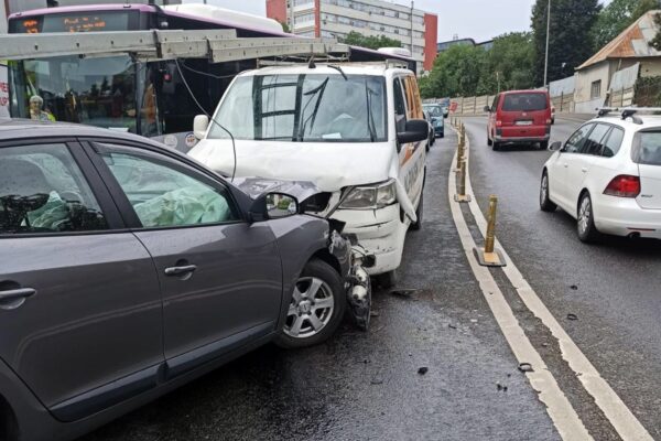 Accident pe Calea Turzii, din Cluj Napoca. Trei mașini sunt avariate