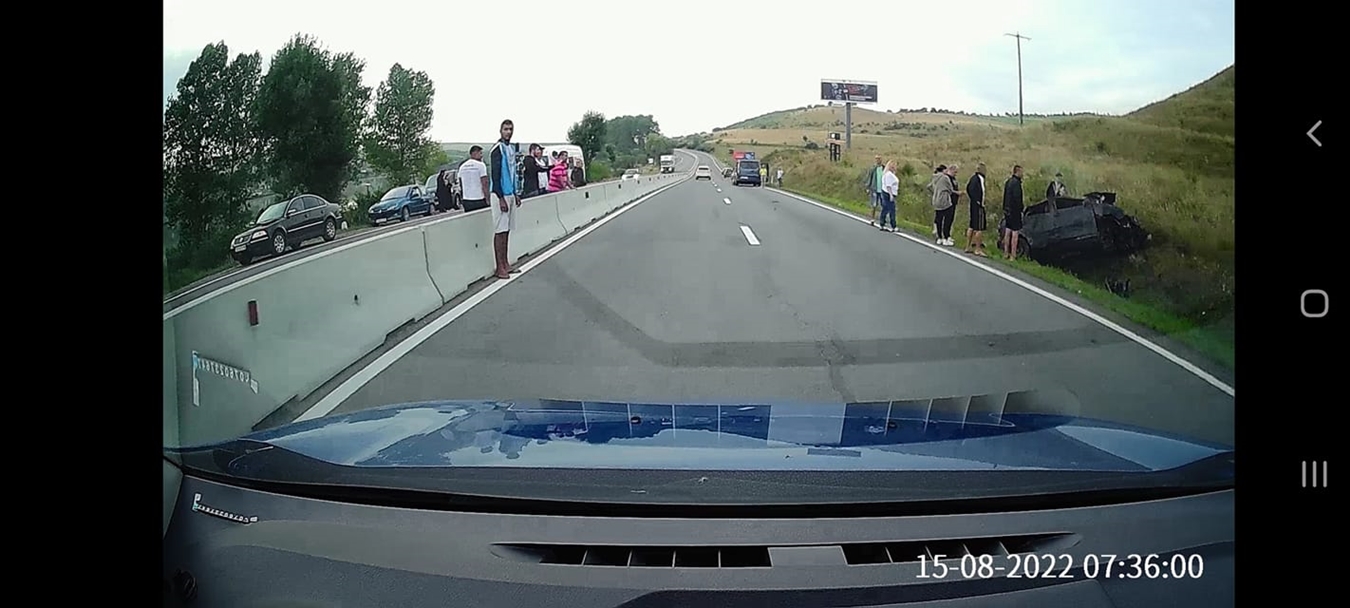 Accident la Mărtinești! O mașină s-a răsturnat și a luat foc