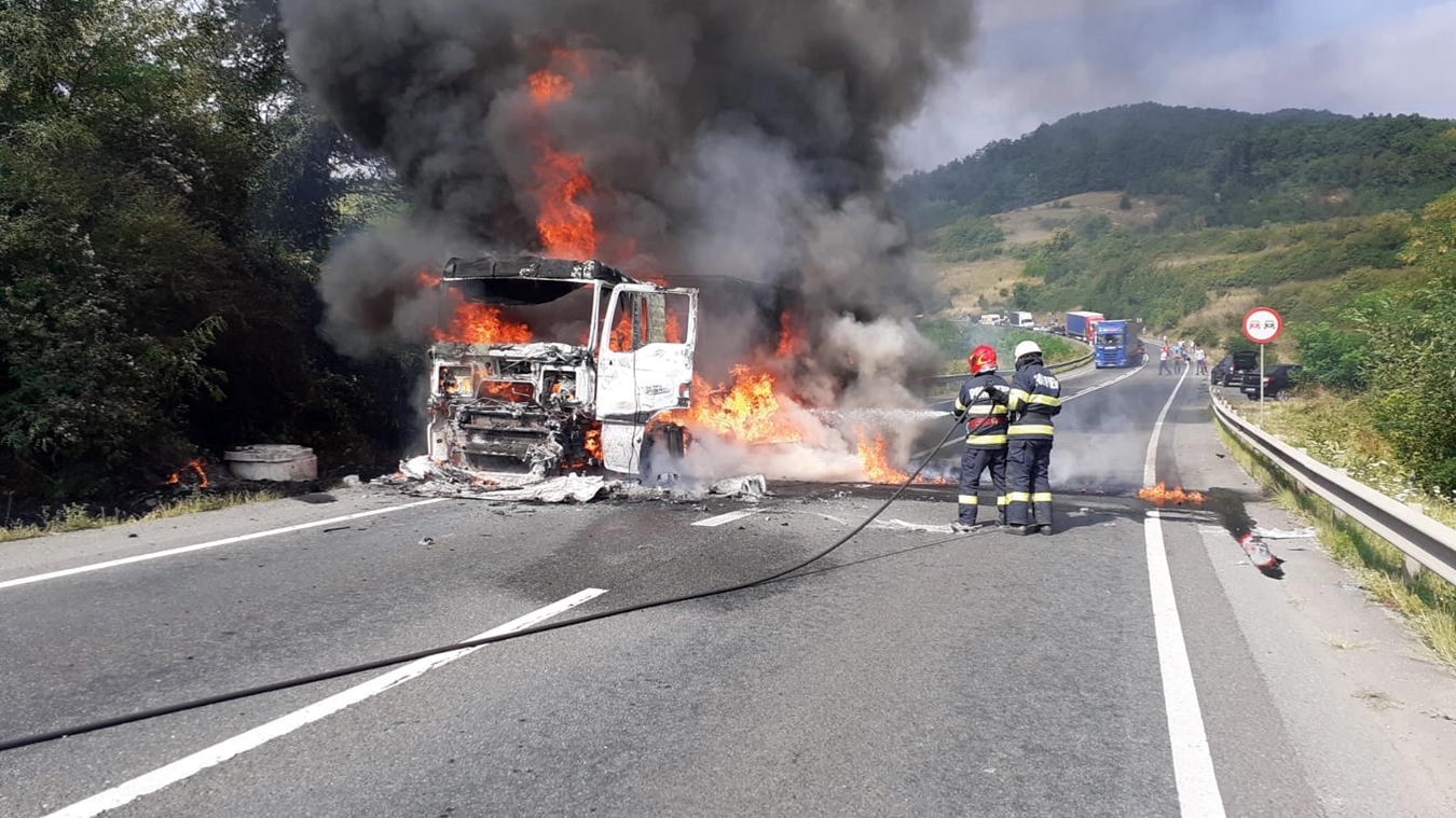 Un autotren a ars complet la Gilău. Imagini spectaculoase