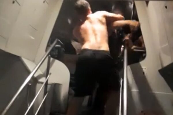 Bătaie într-un tren de persoane. Viață grea pentru controlorii de bilete VIDEO