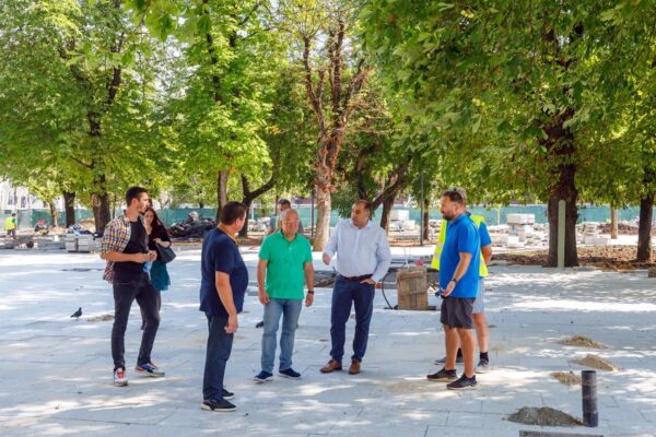 Noua deviză a lui Boc: betonați, betonați și iar betonați”. Parcurile clujene transformate în ”cazemate” din beton