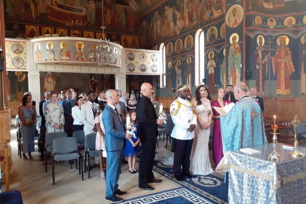 Un sergent din garda reginei Marii Britanii s-a însurat la Cluj. A venit în biserică în ținuta de ceremonie