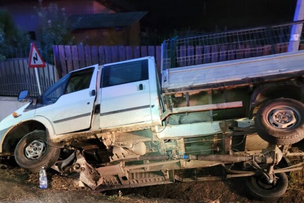 După o noapte de petrecere, șoferul unei autoutilitare din Cluj a ajuns într-un cap de pod