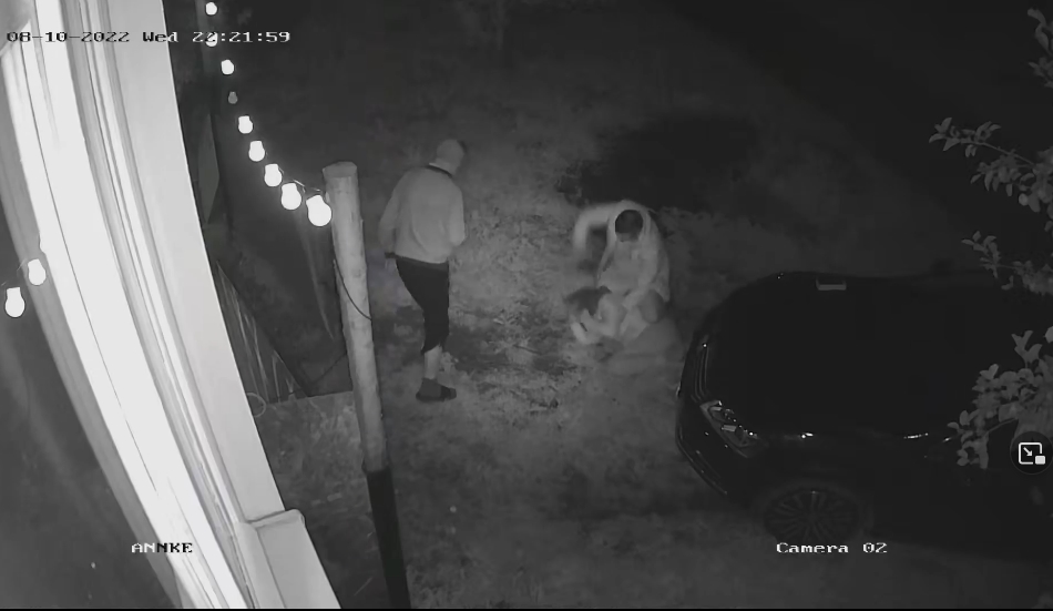 Femeie bătută cu bestialitate de un bărbat agresiv. Imaginile filmate sunt șocante. Victima este în spital