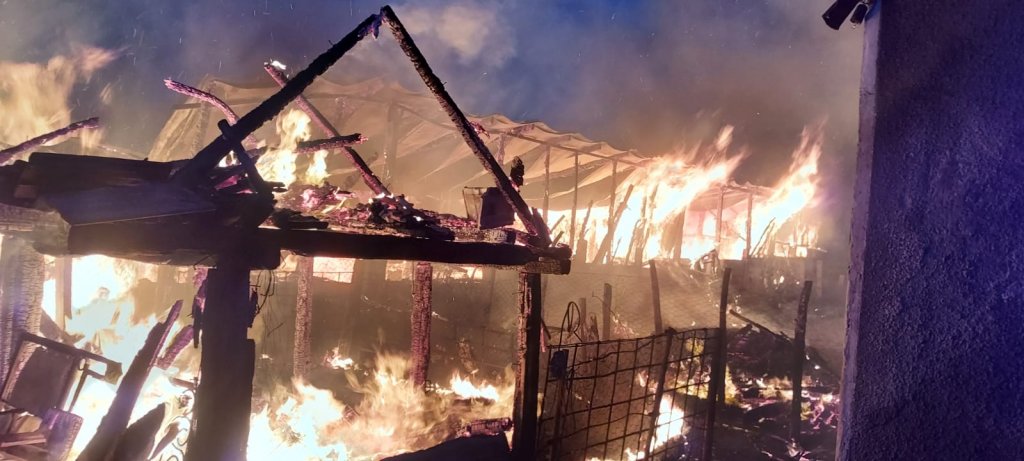 INCENDIU puternic într-o localitate din județul Cluj. Intervenție cu 3 autospeciale ale pompierilor