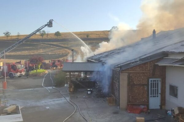 Incendiu puternic la Turda. Acoperișul unui restaurant a luat foc