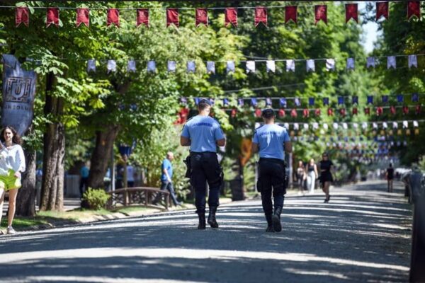 Un important oficial din SRI care a fost la Untold. ”Se întâmpla ca unii jandarmi să mai șutească de pe mese”