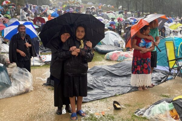 Ploaia a făcut prăpăd la Nicula. A plouat într-o oră cât în toată vara. Pelerinii au îndurat ropotele de ploaie