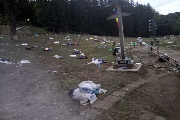 Pelerinii care au fost la Nicula au lăsat în urmă un adevărat dezastru. Imaginile vorbesc de la sine