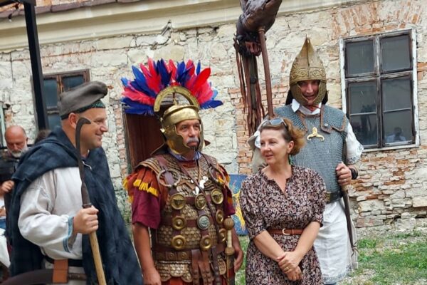 Ce nu face un primar pentru un pic de publicitate! Primarul din Gherla s-a costumat în soldat roman. Îl așteptăm și pe Emil Boc