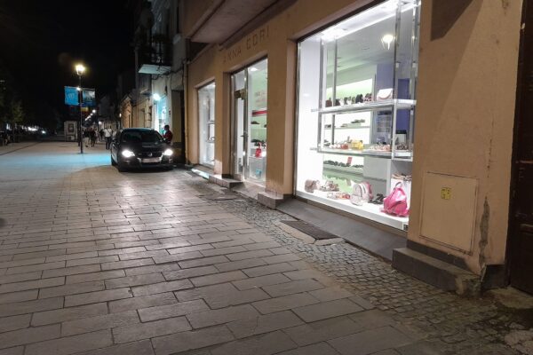 Unde e Poliția Locală? Și-a lăsat mașina în fața shaormeriei pe pietonala de pe Eroilor – FOTO