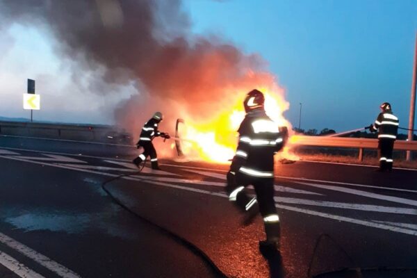 Incendiu la un aututorism pe Autostrada A3. Pompierii din Turda au intervenit de urgență
