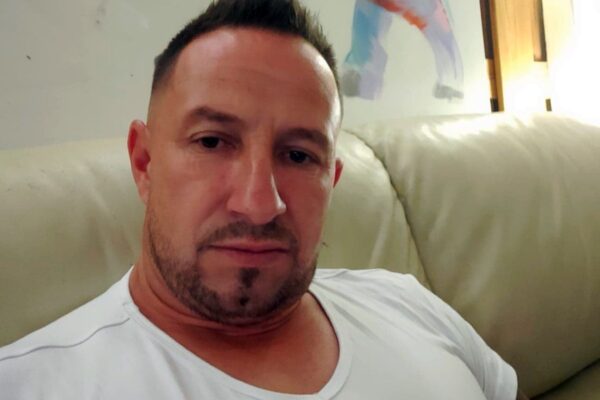 El este bărbatul care și-a zdrobit în bătaie concubina. Spală geamuri în Olanda dar se dă mare om de afaceri în România