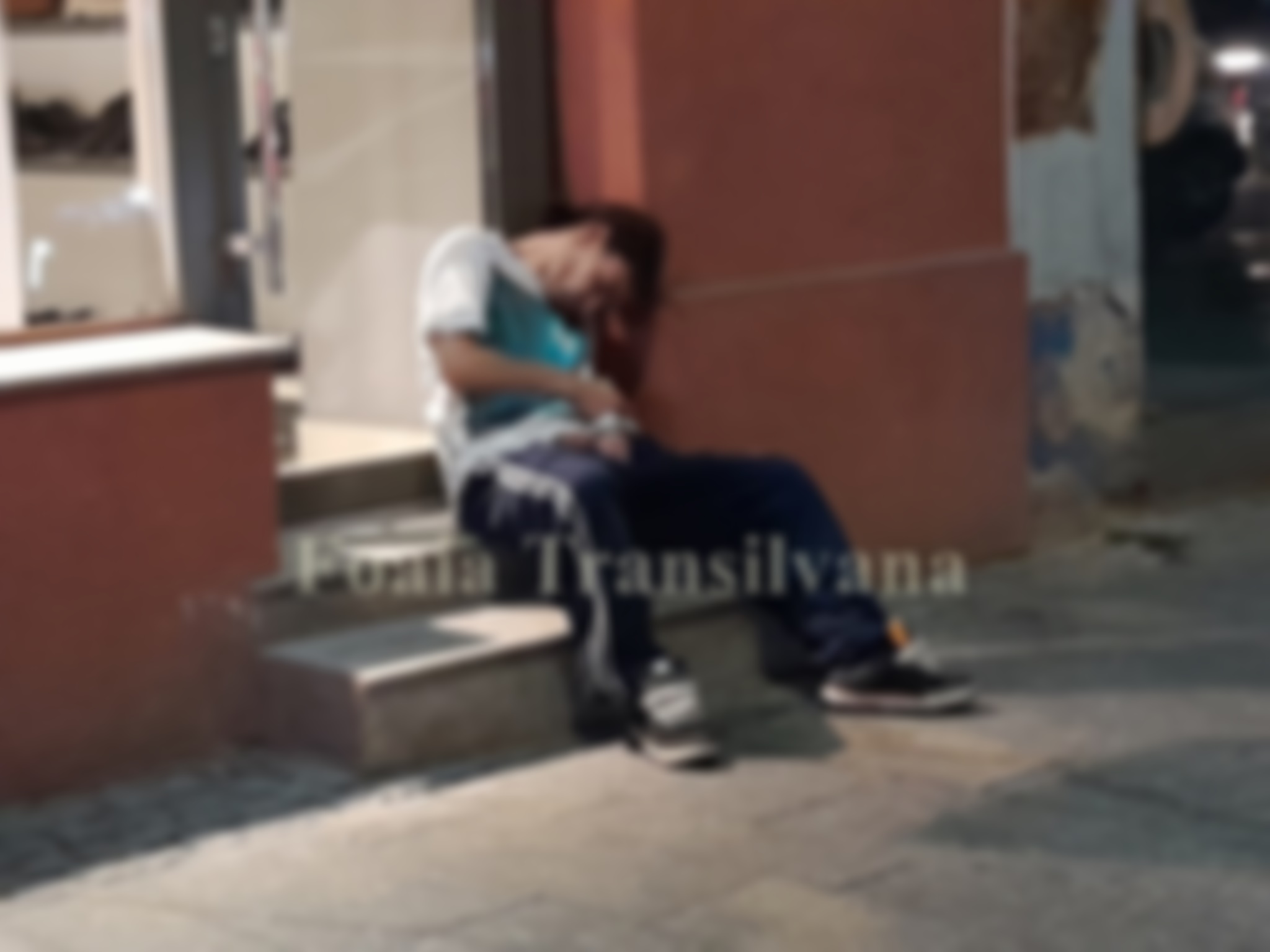 E fain la Cluj! Cum a fost surprins dormind un tânăr mort de beat în centrul Clujului? FOTO EXCLUSIV