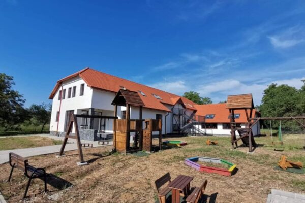 La Huedin, primarul promovează un proiect de hotărâre prin care se face segregare școlară pe criterii etnice. Statul Român ar urma să întrețină o grădiniță construită de Ungaria doar pentru copii maghiari