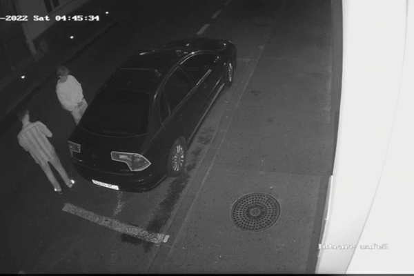 Vandalism în centrul Clujului. A spart geamul unei mașini după care a urinat înăuntru