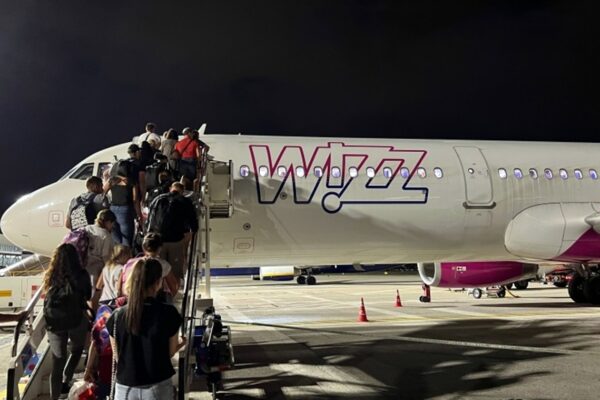 Wizz Air continuă să își bată joc de clujeni. Sute de călători abandonați la Cluj și Napoli