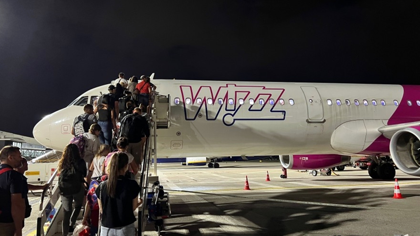 Wizz Air continuă să își bată joc de clujeni. Sute de călători abandonați la Cluj și Napoli