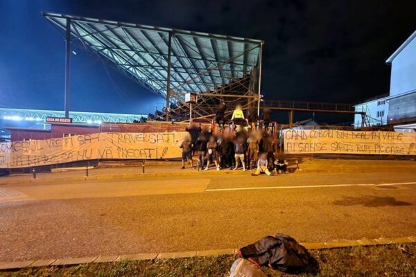 Galeria lui U Cluj a mers în Gruia. Jandarmii clujeni nici nu au știut de această mișcare surpriză