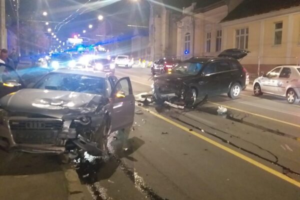ACCIDENT GRAV între două mașini pe Calea Mănăștur