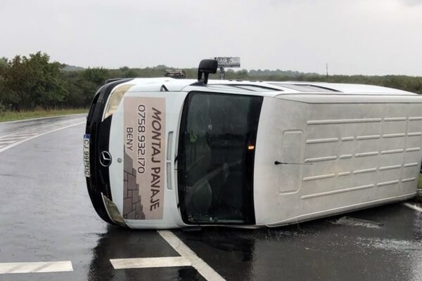 Accident pe Feleac. Un microbuz s-a răsturnat