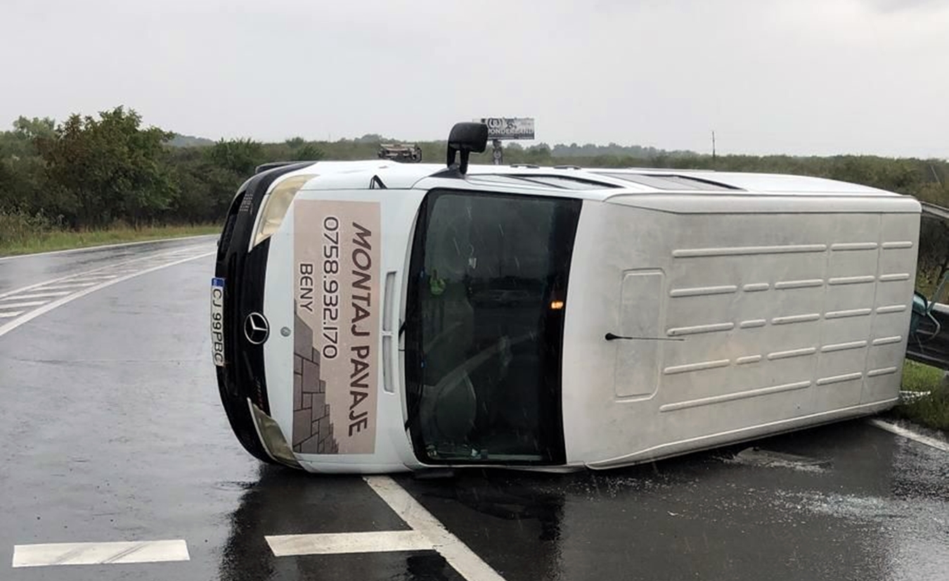 Accident pe Feleac. Un microbuz s-a răsturnat