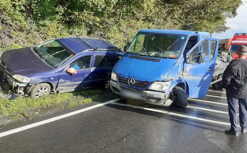 ACCIDENT cu trei mașini și un autotren la ieșire din Huedin. Traficul a fost blocat
