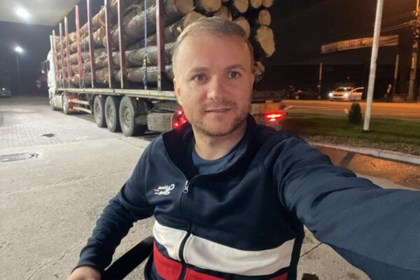 Camion cu lemne furate oprit la Cluj, de cel mai tare activist de mediu din România. Polițiștii din trei județe nu au văzut nimic suspect
